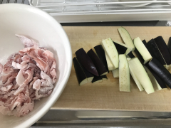 なすと豚肉の甘酢炒め　材料